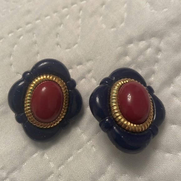 Set of 2 Vintage Clip On Earrings - Picture 9 of 11